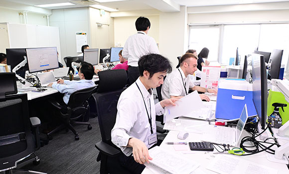 外国人社員と直接コミュニケーション可能なビザ専門家